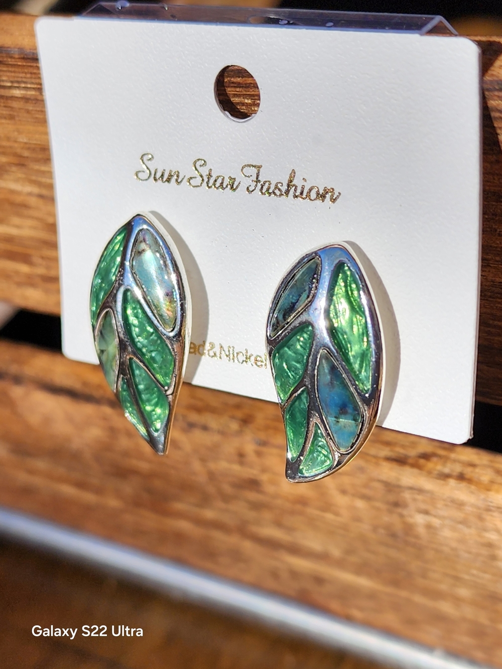 Sun Star Fashion Green Abalone Leaf-Shaped Stud Earrings - Women Jewelry - Picture 3 of 5